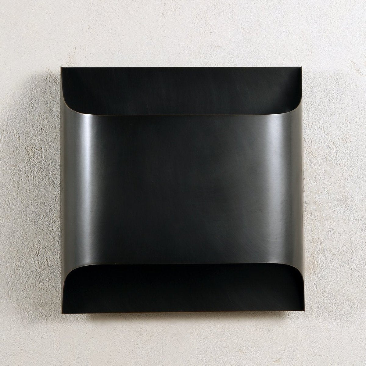 Curved Brass LED Wall Light Fixture - Single Bulb, Modern Design
