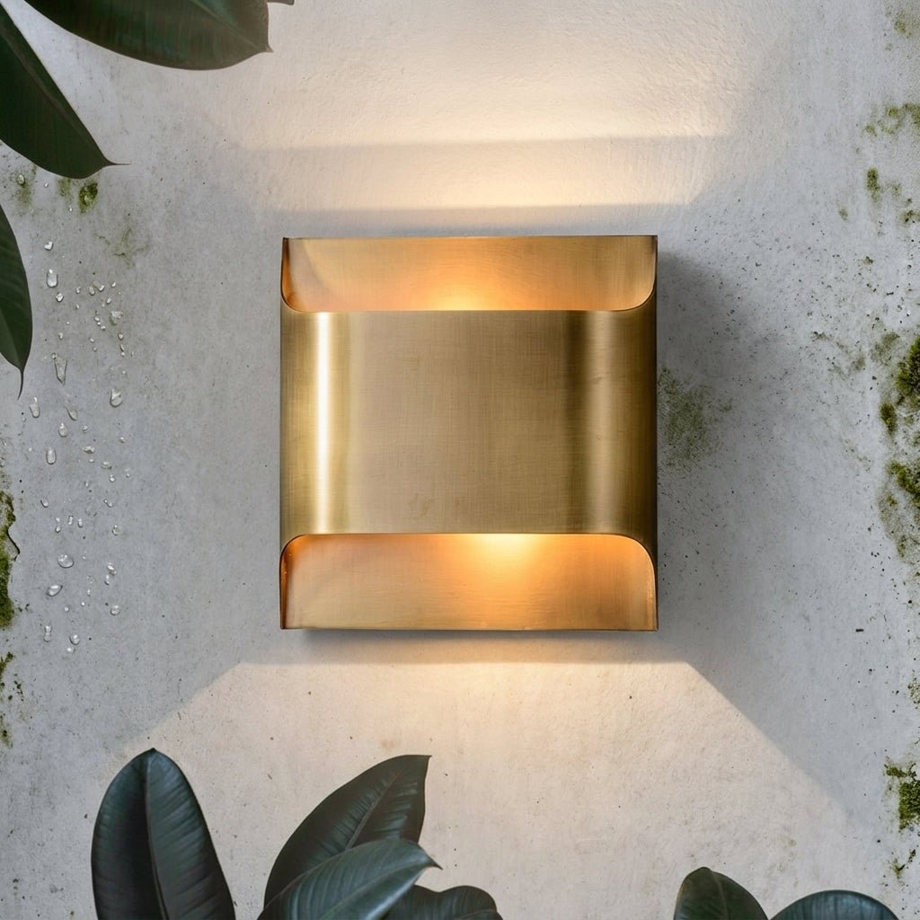 Curved Brass LED Wall Light Fixture - Single Bulb, Modern Design