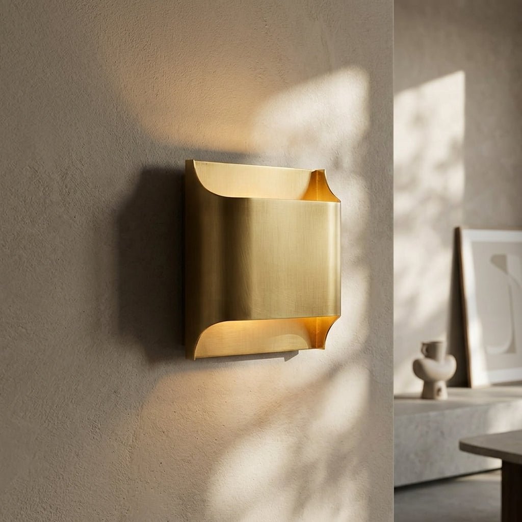 Curved Brass LED Wall Light Fixture - Single Bulb, Modern Design