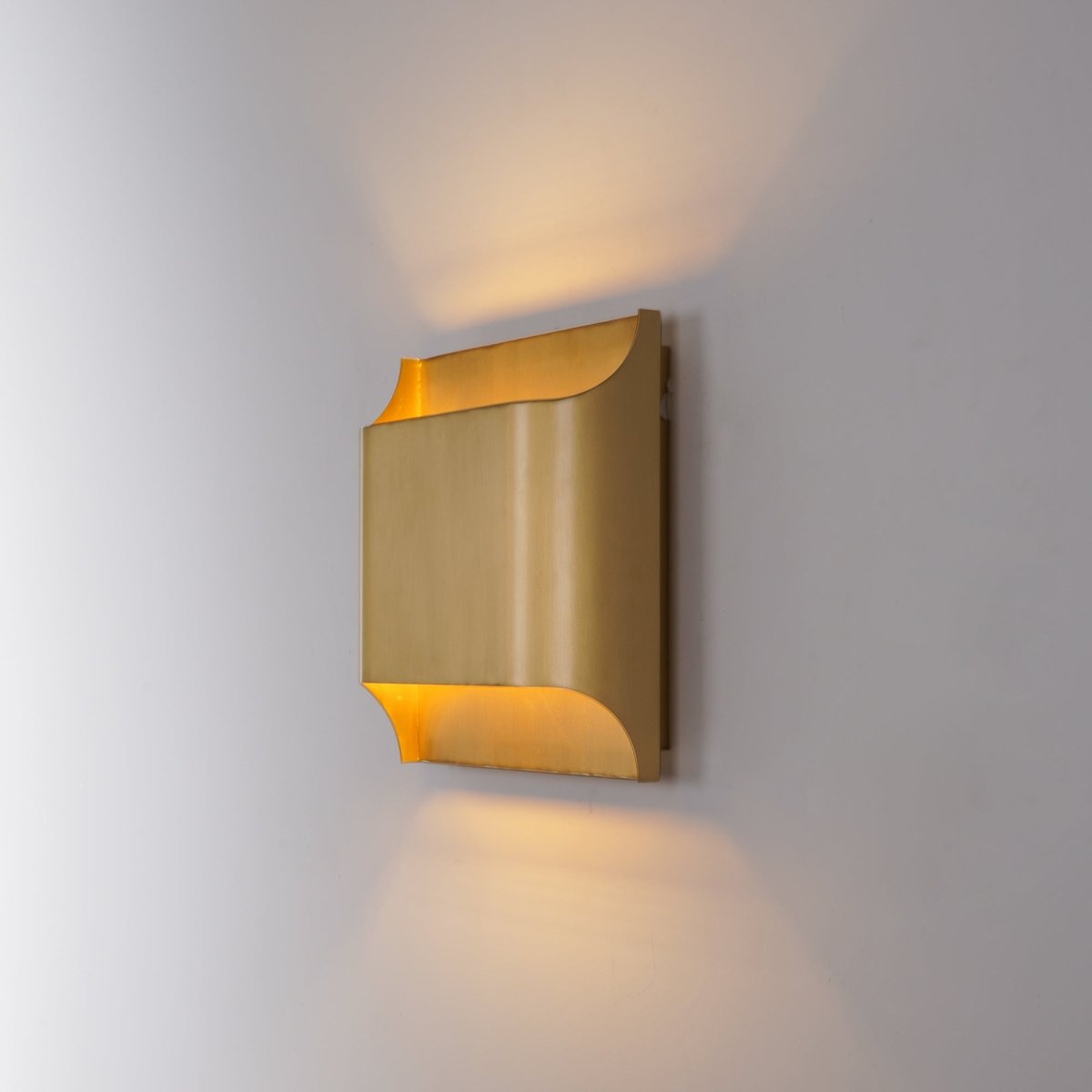 Curved Brass LED Wall Light Fixture - Single Bulb, Modern Design